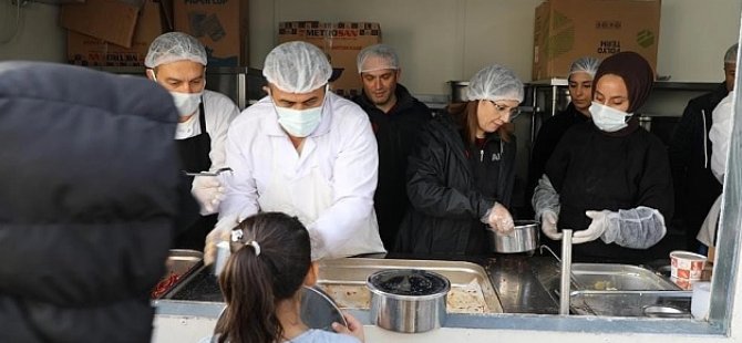 Vali Arslan depremzedelere yemek ikramında bulundu