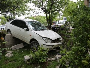 Kontrolden Çıkan Otomobil Evin Bahçesine Düştü