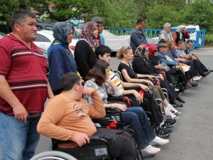 Engellilere Tekerlekli Sandalye Dağıtıldı