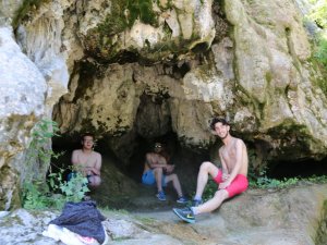 Sıcaktan Bunalan Vatandaş Mağaralara Sığındı