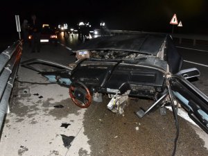 Kaza Yapan Otomobil İkiye Bölündü: 3 Yaralı