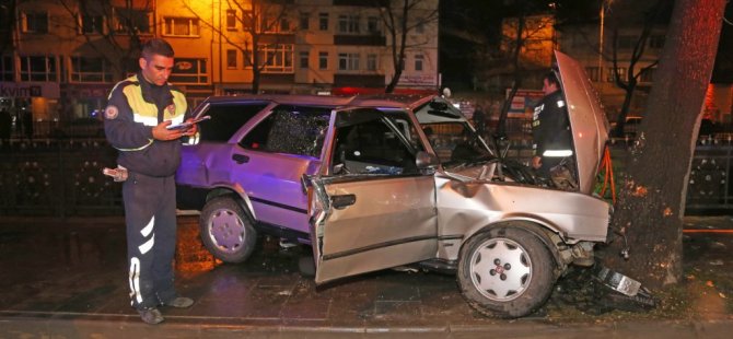 Kastamonu'da Otomobil Ağaca Çarptı: 3 Yaralı