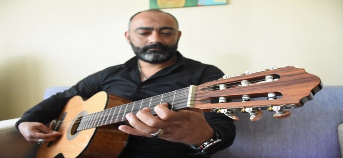 Müzisyen Polisin Günü Telsiz Ve Gitarla Geçiyor
