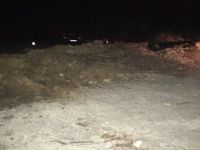Köy muhtarları kendi imkanlarıyla kepçe kiralayıp yasak olan yolu ulaşıma kapattı