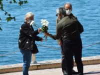 Sokağa çıkan büyüklere karanfil ve maske dağıttı
