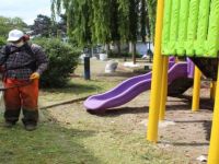 Çocuk parklarında yabani ot temizleme çalışması