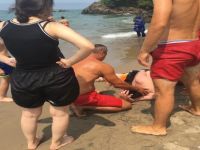 Deniz içinde dalganın etkisiyle oluşan girdapa düştüler