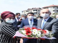 Bakan Belediye Önünde Çiçeklerle Karşılandı