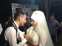 Damat Söylediği Romantik Şarkı İle Gelini Mest Etti
