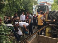 Freni arızalanan traktörün altında kaldı