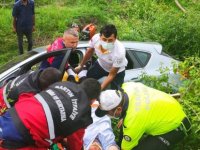 Sürücü direksiyon hakimiyetini kaybetti: Araç tarlaya uçtu