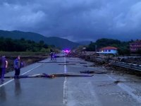 Şiddetli yağış sel ve heyelana neden oldu