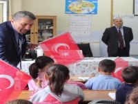 İl kez bayram sevinci yaşayan miniklere Türk Bayrağı dağıtıldı