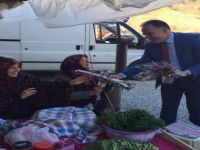 Başkan Can, 8 Mart’ta karanfil dağıttı