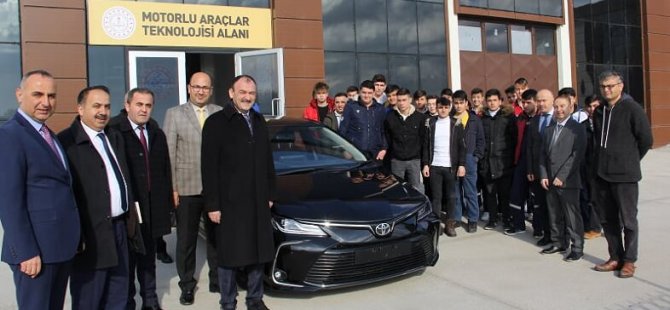 Toyota'dan meslek lisesine araç desteği