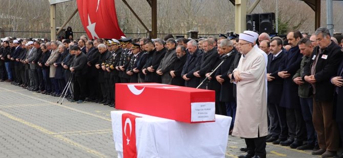 Binlerce kişi şehidini uğurladı