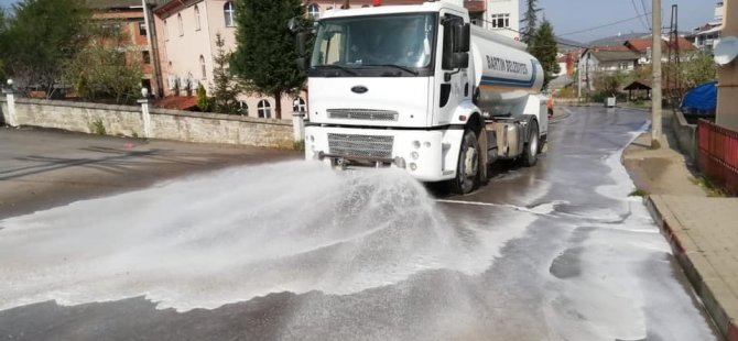 Yol ve kaldırımlarda dezenfekte çalışmaları devam ediyor