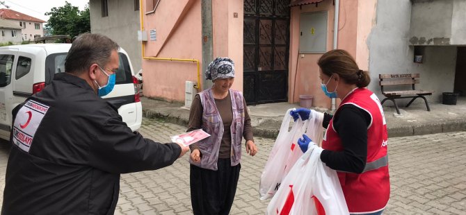 Kızılay bayramda sokağa çıkamayanlara ekmek ve su dağıttı