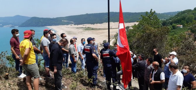 Şehit Uzman Çavuş anısına Türk bayrağı göndere çekildi