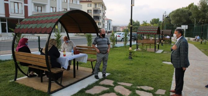 Başkan Akın, Vefa Park’ta vatandaşlarla sohbet etti