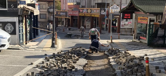 İki Cadde Bakımdan Geçti