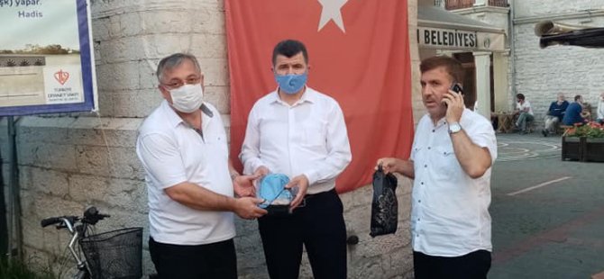 El çantası ve maske hediye etti