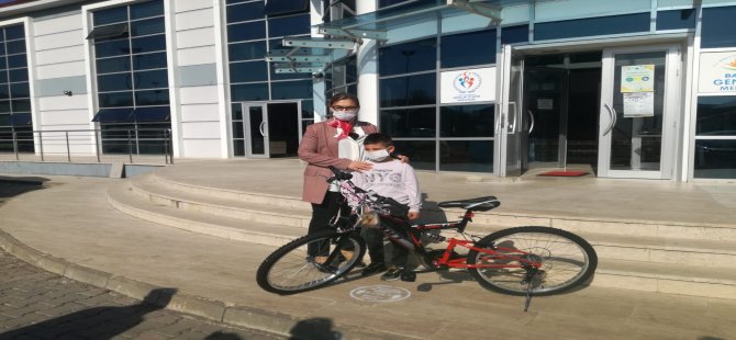 Bisikleti Çiğnenen Minik Utkuya Bakan Kasapoğlu’ndan Hediye