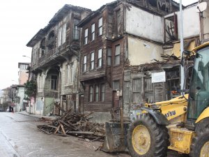 Tarihi binanın yıkılmak üzere olan kısımları söküldü