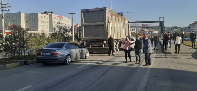 Tırın dorsesine takılıp 20 metre sürüklendi