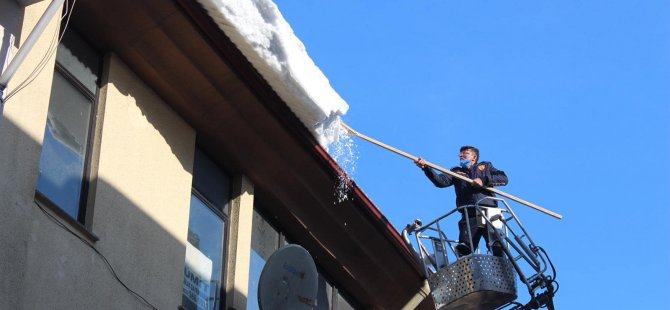 Çatılarda Biriken Karlar Temizlendi