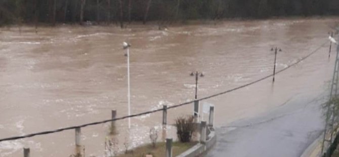 Irmak taştı, yol ulaşıma kapandı