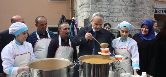 Bayan öğrenciler babalarıyla çorba dağıttı