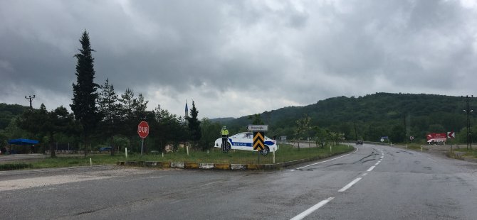 Kavşaktaki Maket Polis Aracı Az Kalsın Kazaya Neden Oluyordu