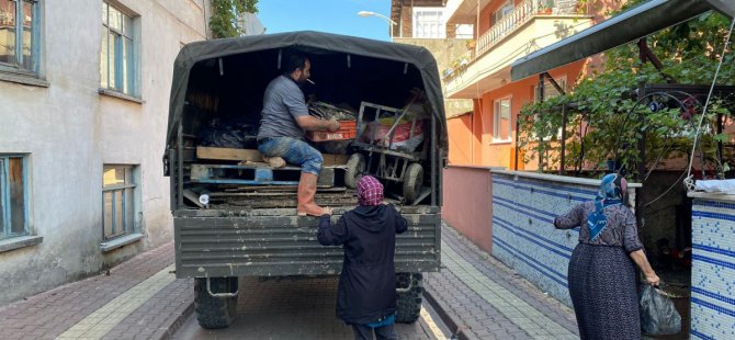 Jandarma, Afet Bölgesinde Vatandaşların Eşyalarını da Taşıyor