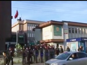 MHP’den ihraç edilen Milletvekili Özdağ, protesto edildi