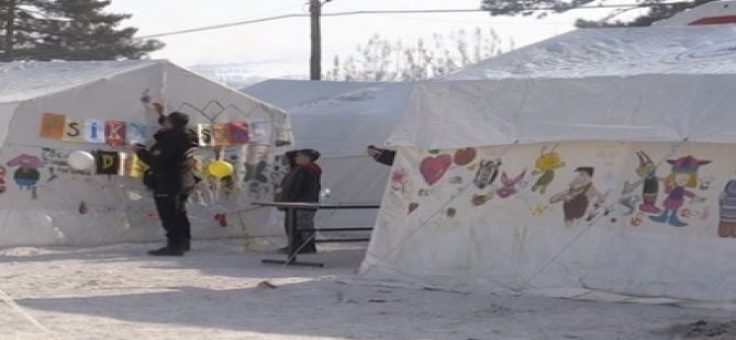Polis memuru, Deprem Çadırlarına Çocuklarla Çizgi Film Karakterleri Çiziyor