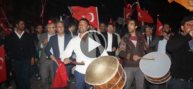 Referandum sonucunu davul zurna ile kutladılar