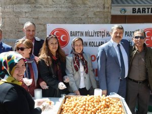 MHP Kadın Kolları lokma tatlısı ikram etti