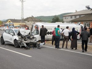Bartın'da Yolcu Minibüsü İle Otomobil Çarpıştı: 8 Yaralı