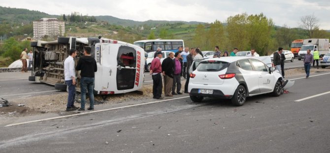 Bartın'da Yolcu Minibüsü İle Otomobil Çarpıştı: 8 Yaralı