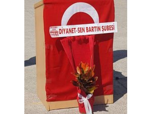 Kürsüye asılan Türk bayrağı sendika çiçeğinden görünmedi