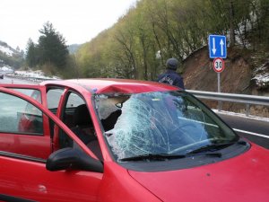 Otomobilin Üzerine Kaya Düştü: 3 Yaralı