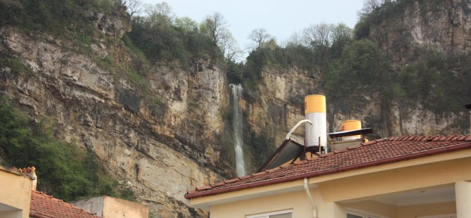 Dev şelale görenlere doyumsuz bir manzara seyri oluşturuyor