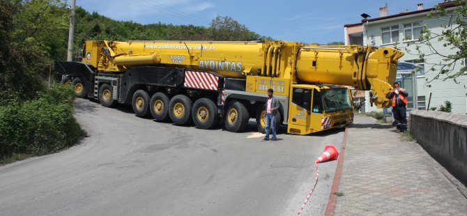 Dingili kırılan vinç, trafiği durma noktasına getirdi