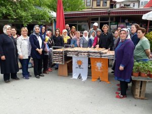 Ak Parti Kadın Kolları Teşkilatından Lokma Dağıtımı