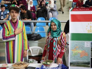 Üniversite Öğrencileri Ülkelerinin Kültürlerini Tanıttı