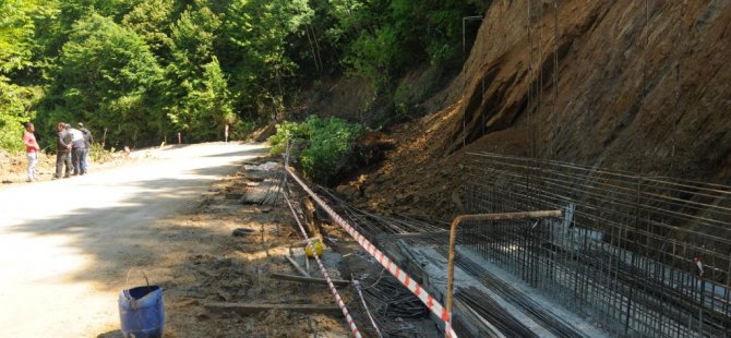 Yol inşaatı sırasında meydana gelen heyelanda 3 işçi yaralandı