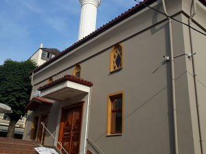 Arap Camii ibadete açıldı