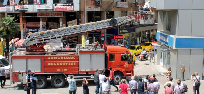 Banka Duvarına Oğul Atan Arılar Kovanlara Toplandı