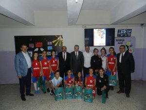 Fatih Ortaokulu Bayan Basket Takımı ödüllendirildi